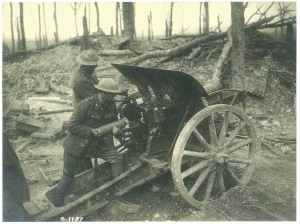Artilleurs canadiens tirant avec un canon 4.2 allemand sur la Crête de Vimy. Photo du Musée du Régiment Royal de Montréal 2015-09-RememberingGreatWar Derek68